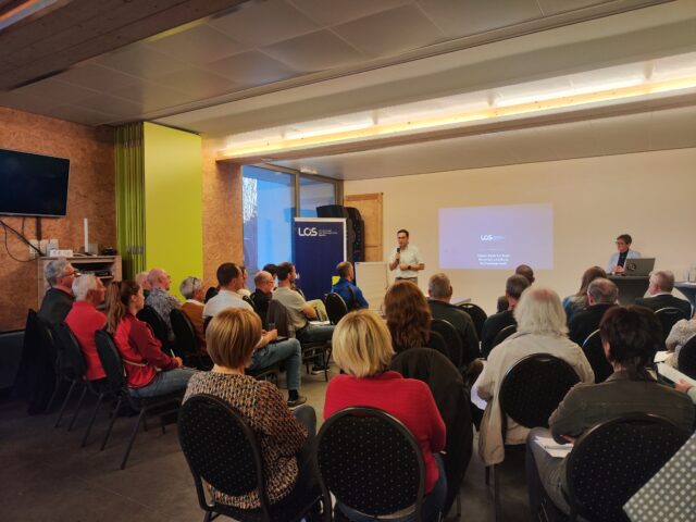 Mitglieder in Versammlung