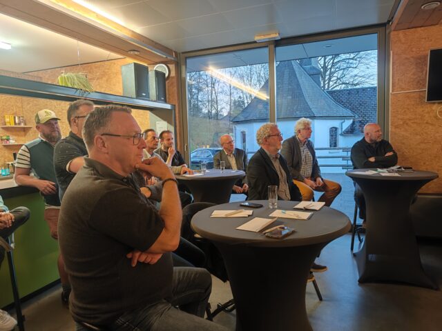 Mitglieder in Versammlung