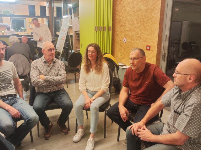 Gruppe diskutiert während der GV