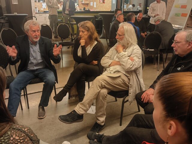 Gruppe diskutiert während der GV