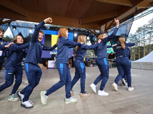 Die Ostbelgische Delegation läuft in der Polonäse auf der Bühne